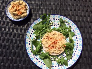 Hummus zelf maken is heel eenvoudig en ook nog eens veel lekkerder dan uit een 'potje'. 