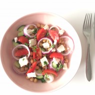 Griekse salade met kikkererwten