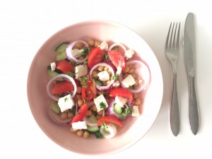 Griekse salade met kikkererwten