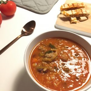 Stevige tomatensoep met extra veel groente