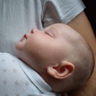 20 gedachten als je baby voor het eerst doorslaapt
