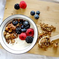 Het perfecte ontbijtje met yoghurt, rood fruit en notengranola
