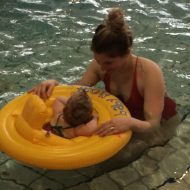 Waar je op moet letten als je voor het eerst gaat zwemmen met je baby