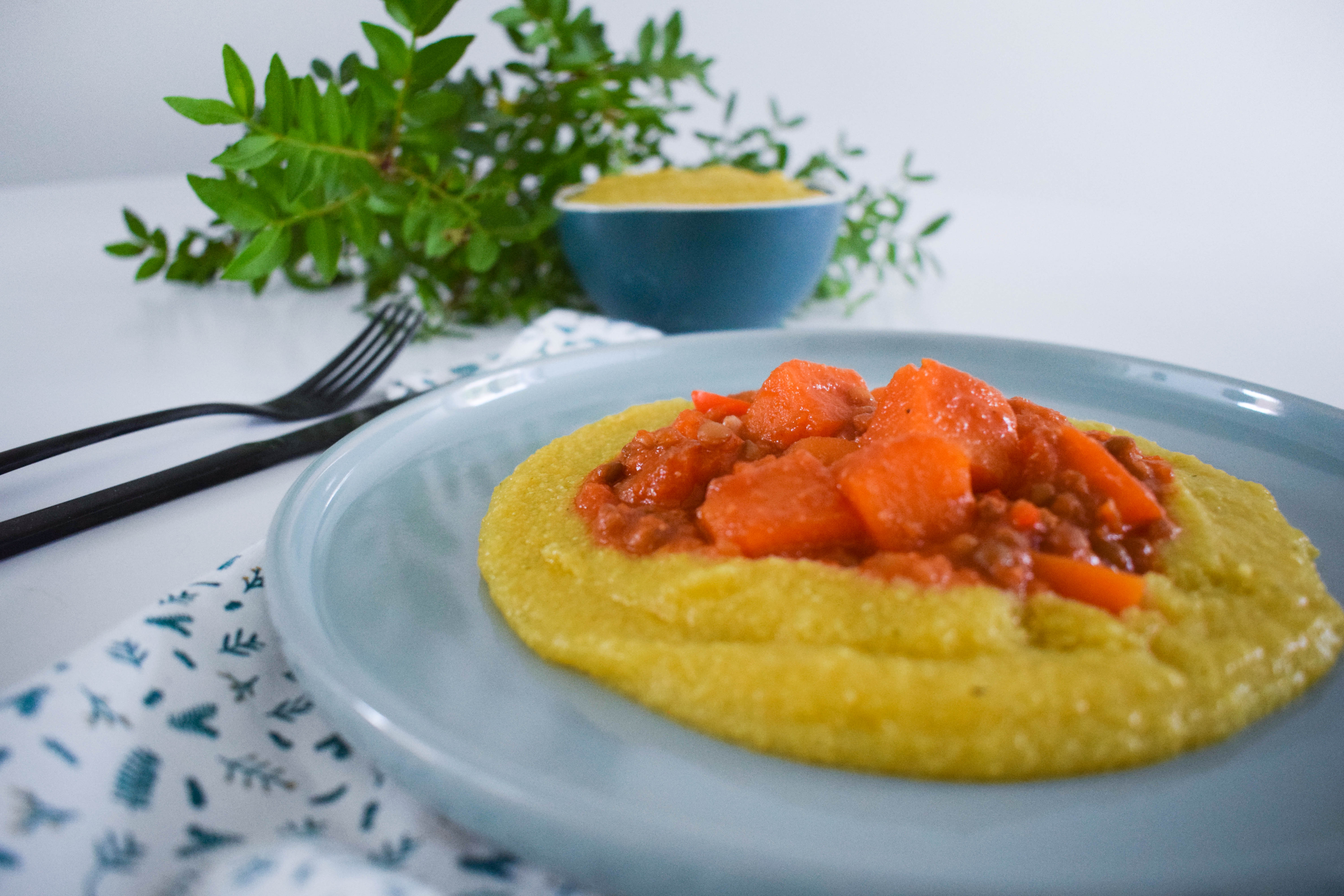 Vegan pompoenstoofschotel met polenta 