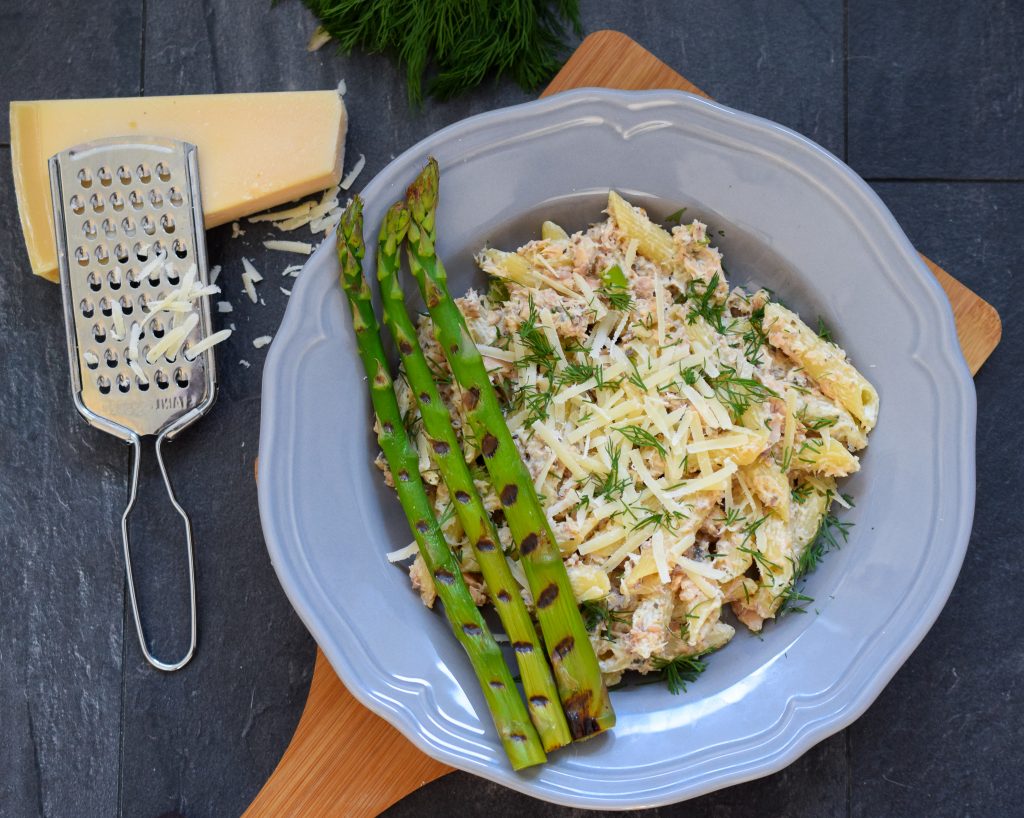 penne met gegrilde asperges en romige zalmsaus 