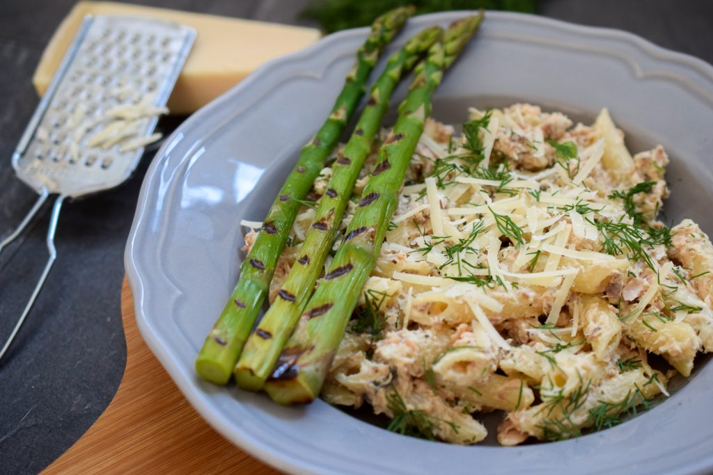 penne met gegrilde asperges en romige zalmsaus 