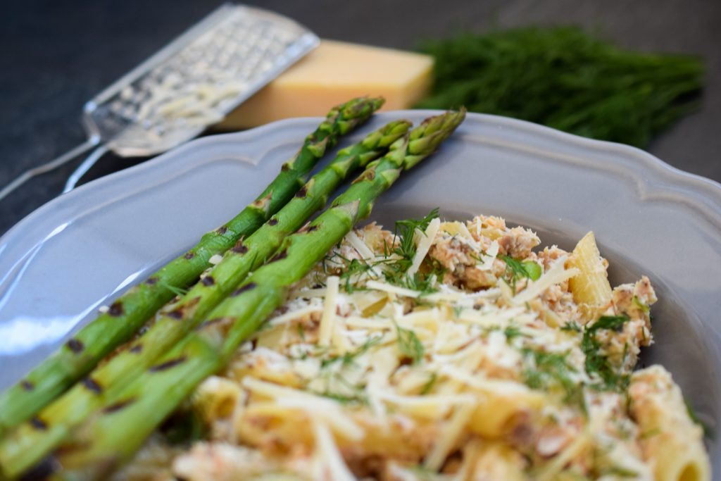 penne met gegrilde asperges en romige zalmsaus 