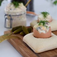 Paasontbijt: eierdopbroodjes met tonijn-eiersalade