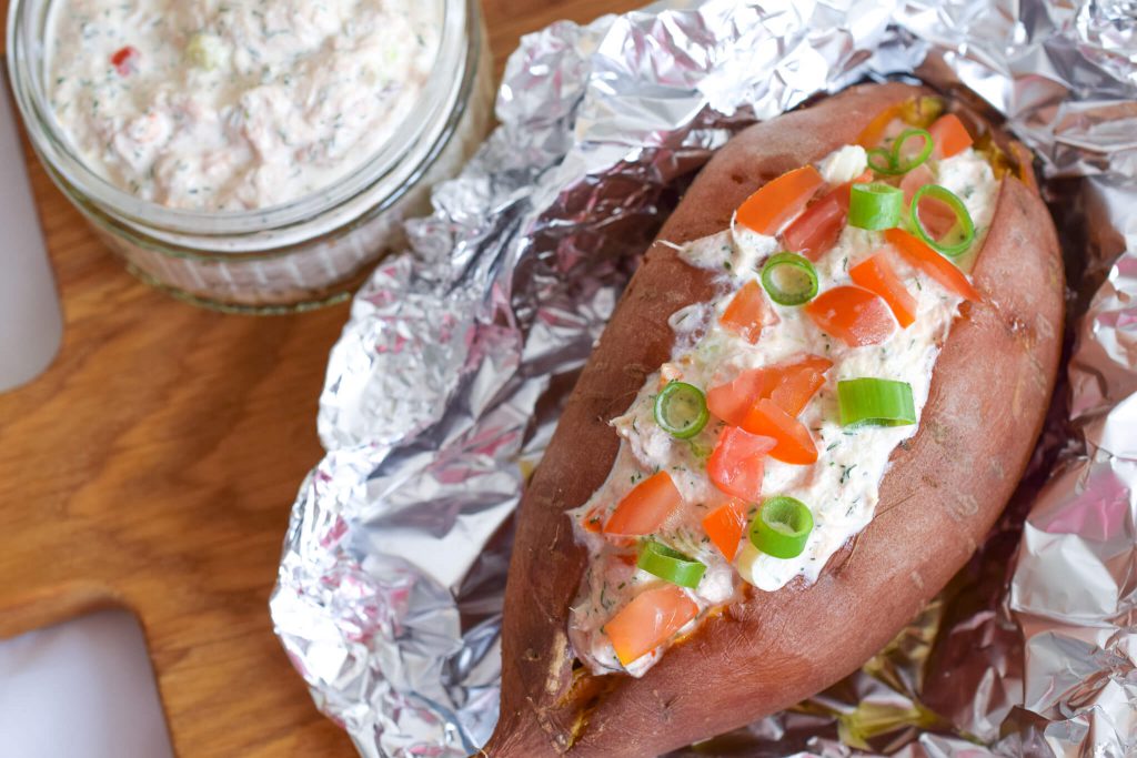 gepofte zoete aardappel met tonijn