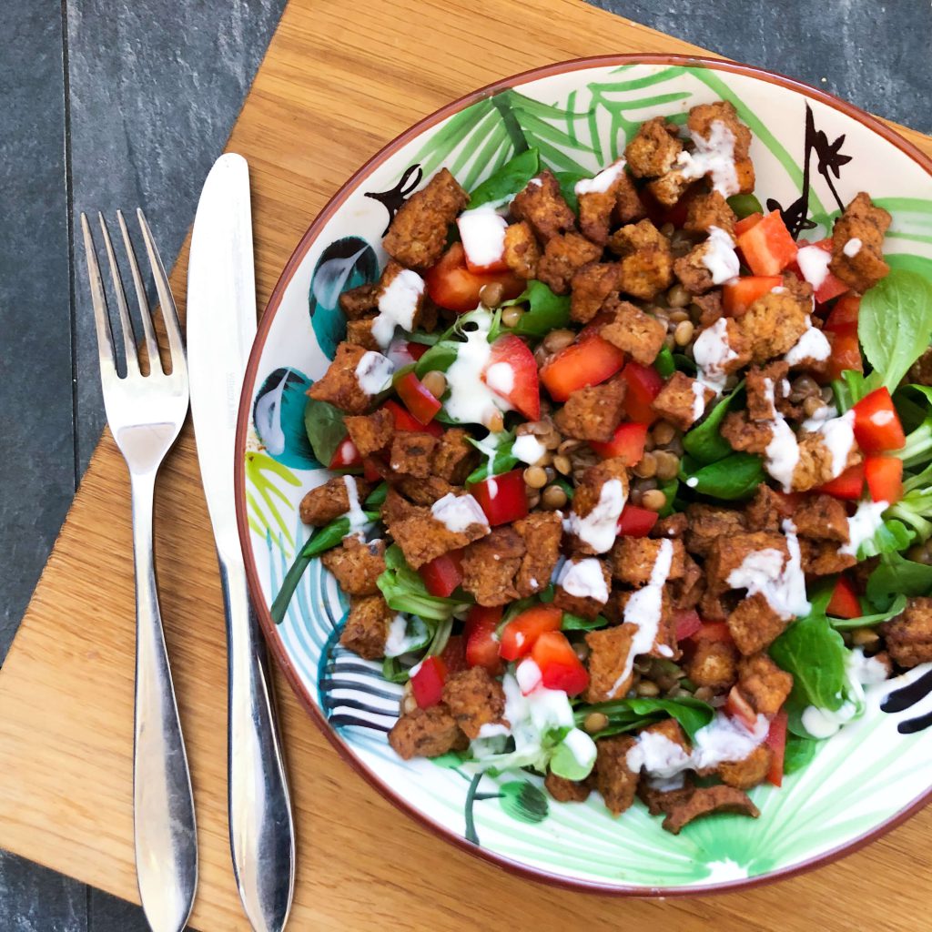 linzensalade met kruidige tofureepjes